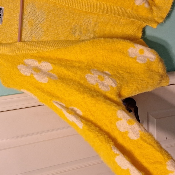 Yellow sweater - Picture 2 of 4